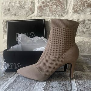 //NEW// Mia McKinley Bootie- size 9